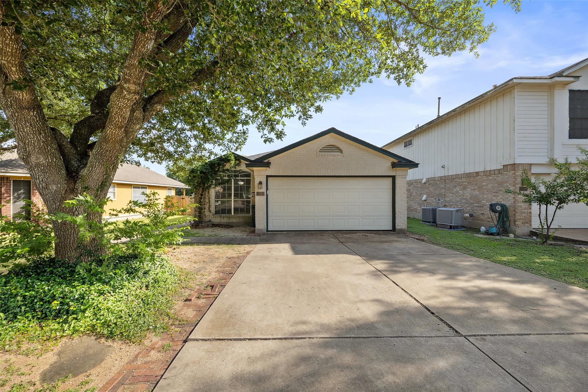 1025 apple cross DR