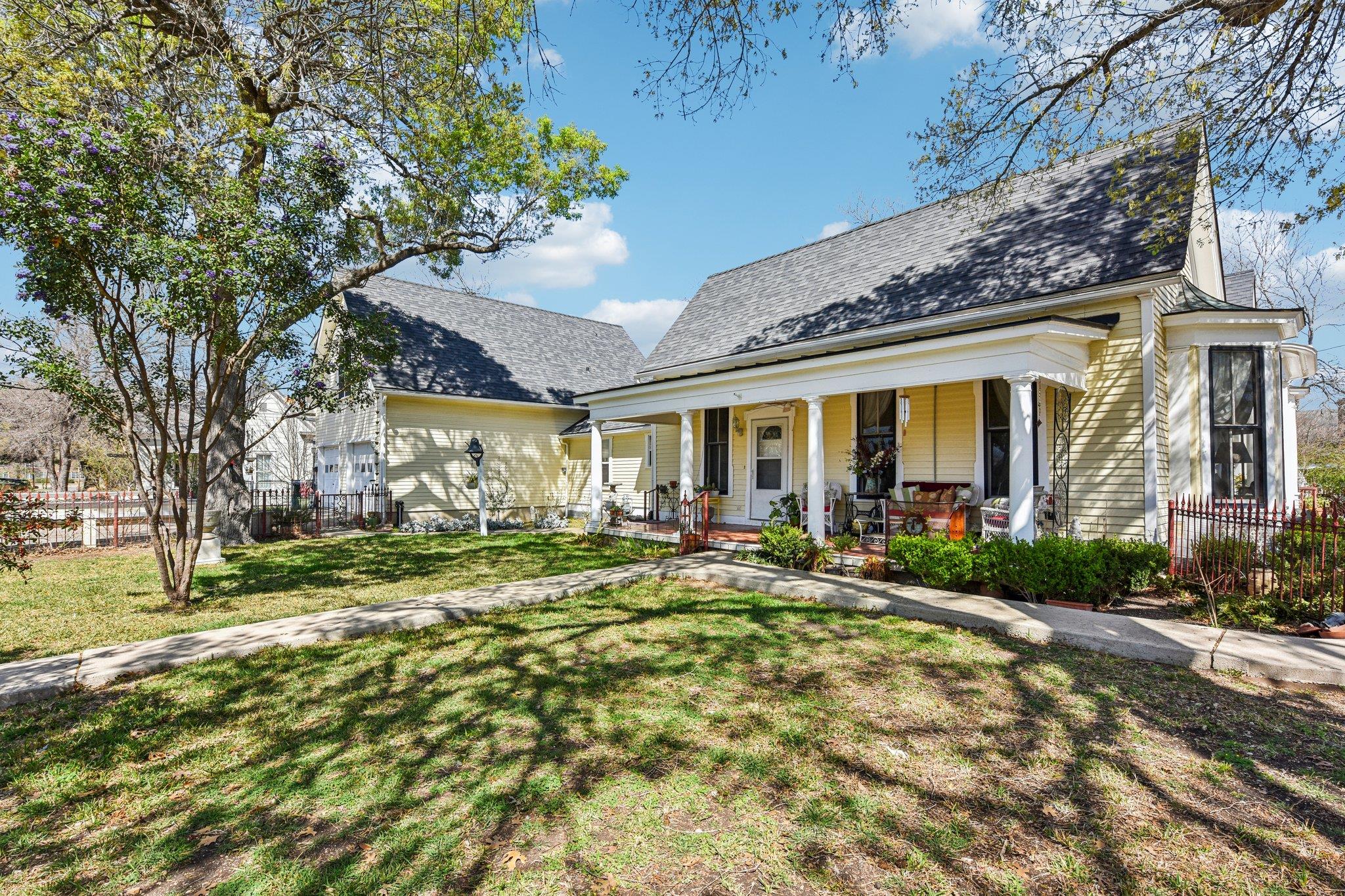 419 W San Antonio ST