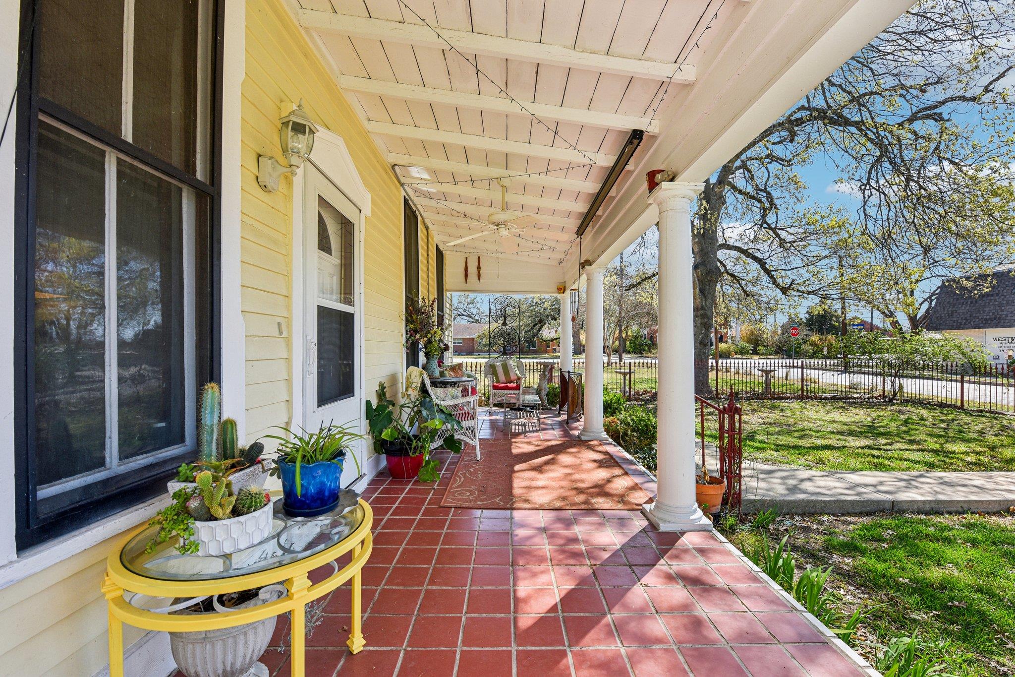 419 W San Antonio ST