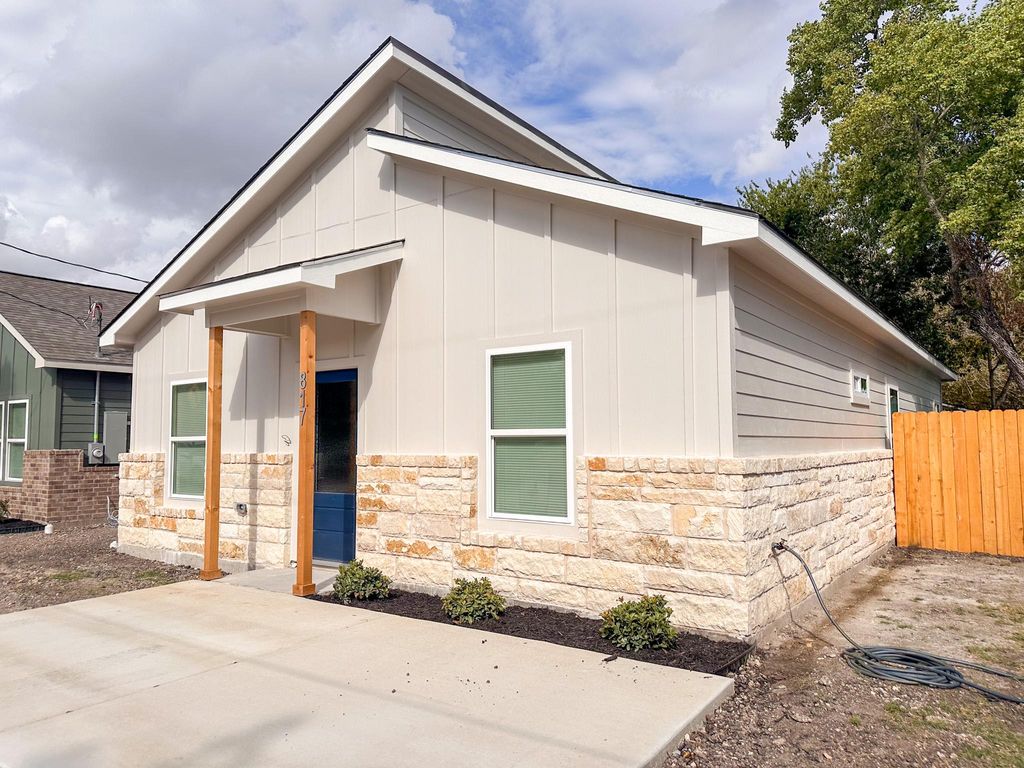 Photo of 817 5th ST, Lockhart, TX 78644 (MLS # 6270926)