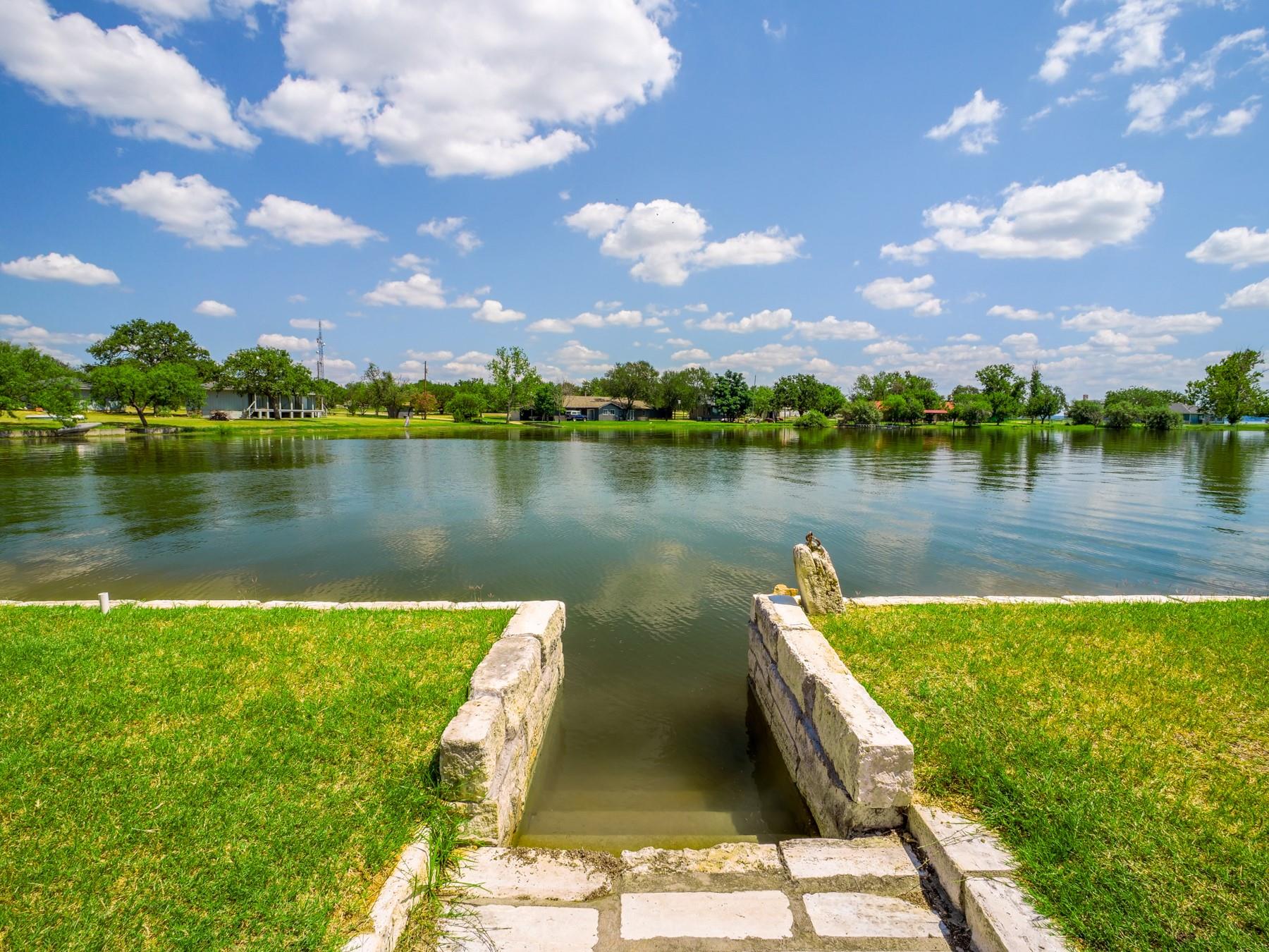 374 W Lakecrest DR