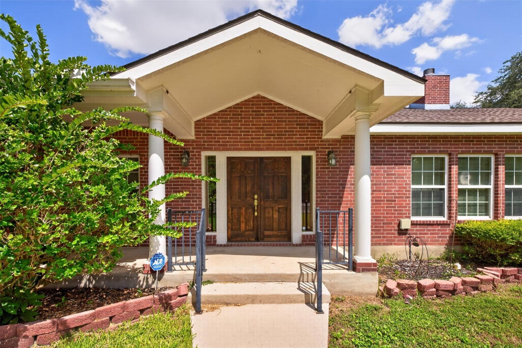 Photo of 421 W Market ST, Lockhart, TX 78644 (MLS # 8814458)