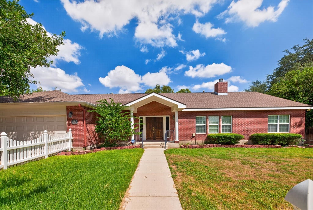 Photo of 421 W Market ST, Lockhart, TX 78644 (MLS # 8814458)