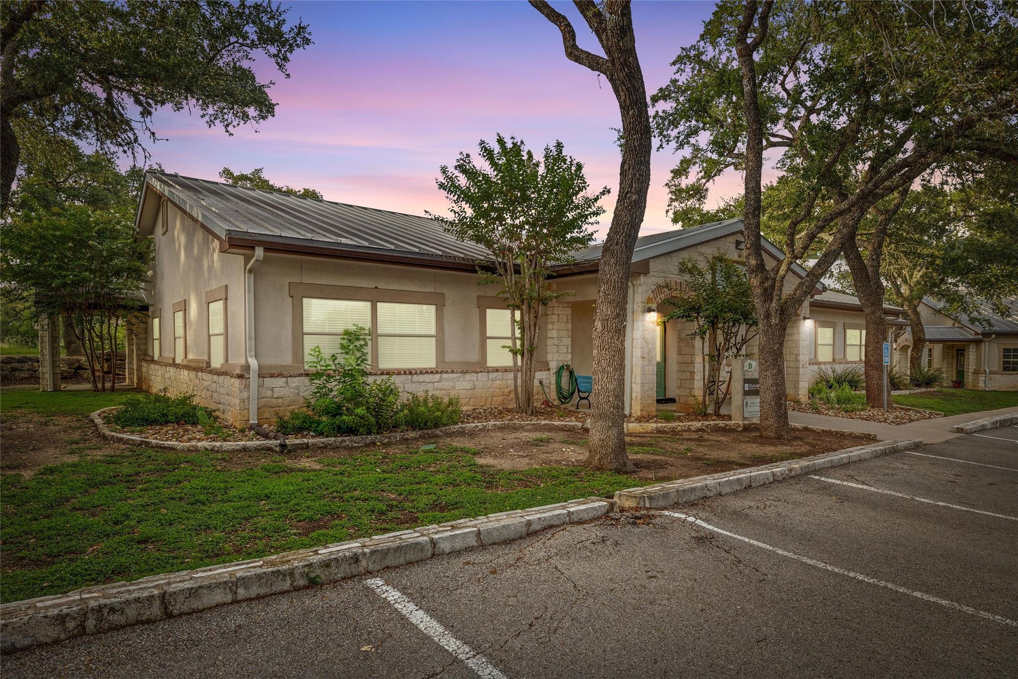 800 W Highway 290 D