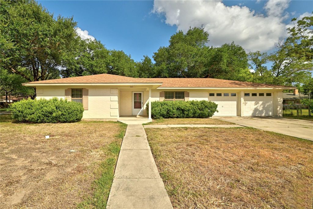 Photo of 707 Center ST, Lockhart, TX 78644 (MLS # 1341014)