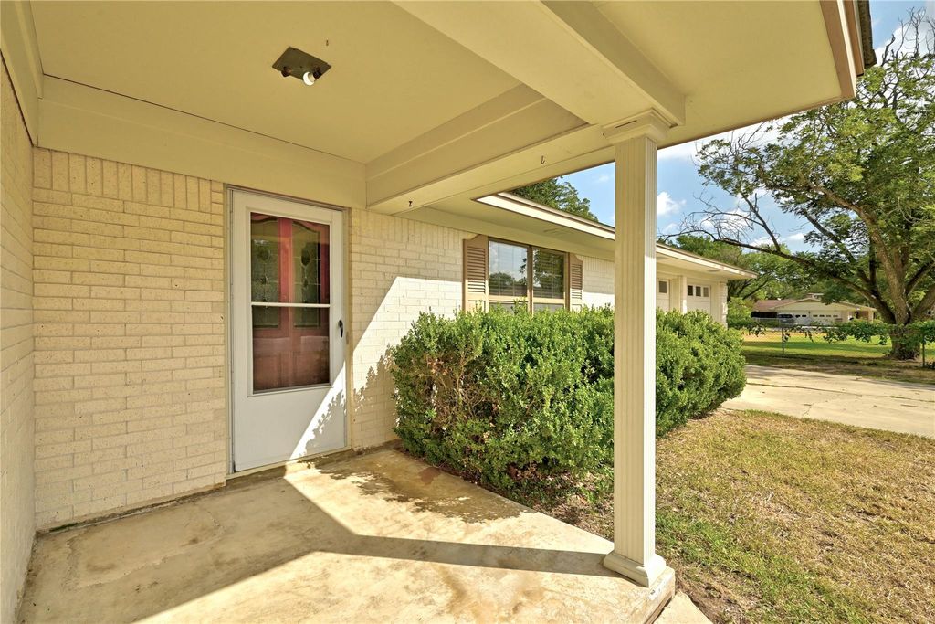 Photo of 707 Center ST, Lockhart, TX 78644 (MLS # 1341014)
