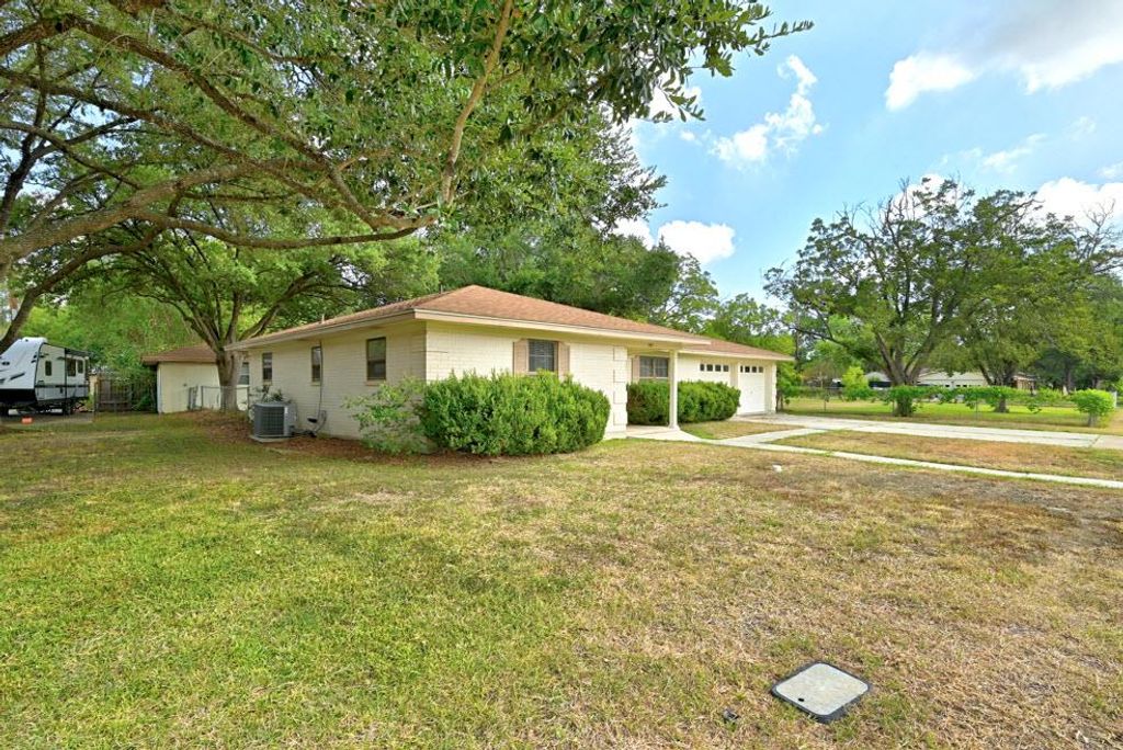 Photo of 707 Center ST, Lockhart, TX 78644 (MLS # 1341014)