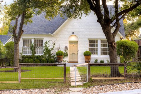 Photo of 830 Harris Ave, Austin, TX 78705 (MLS # 6017485)