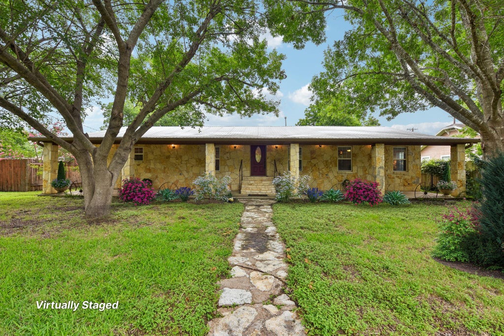 Photo of 205 N Avenue Ave E, Elgin, TX 78621 (MLS # 9776219)