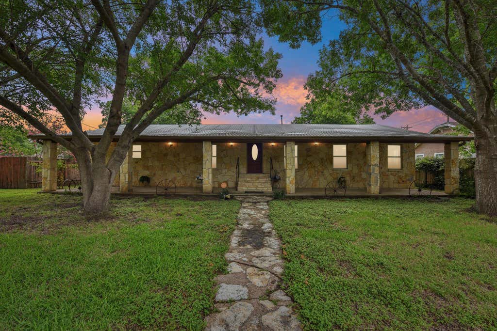 Photo of 205 N Avenue Ave E, Elgin, TX 78621 (MLS # 9776219)