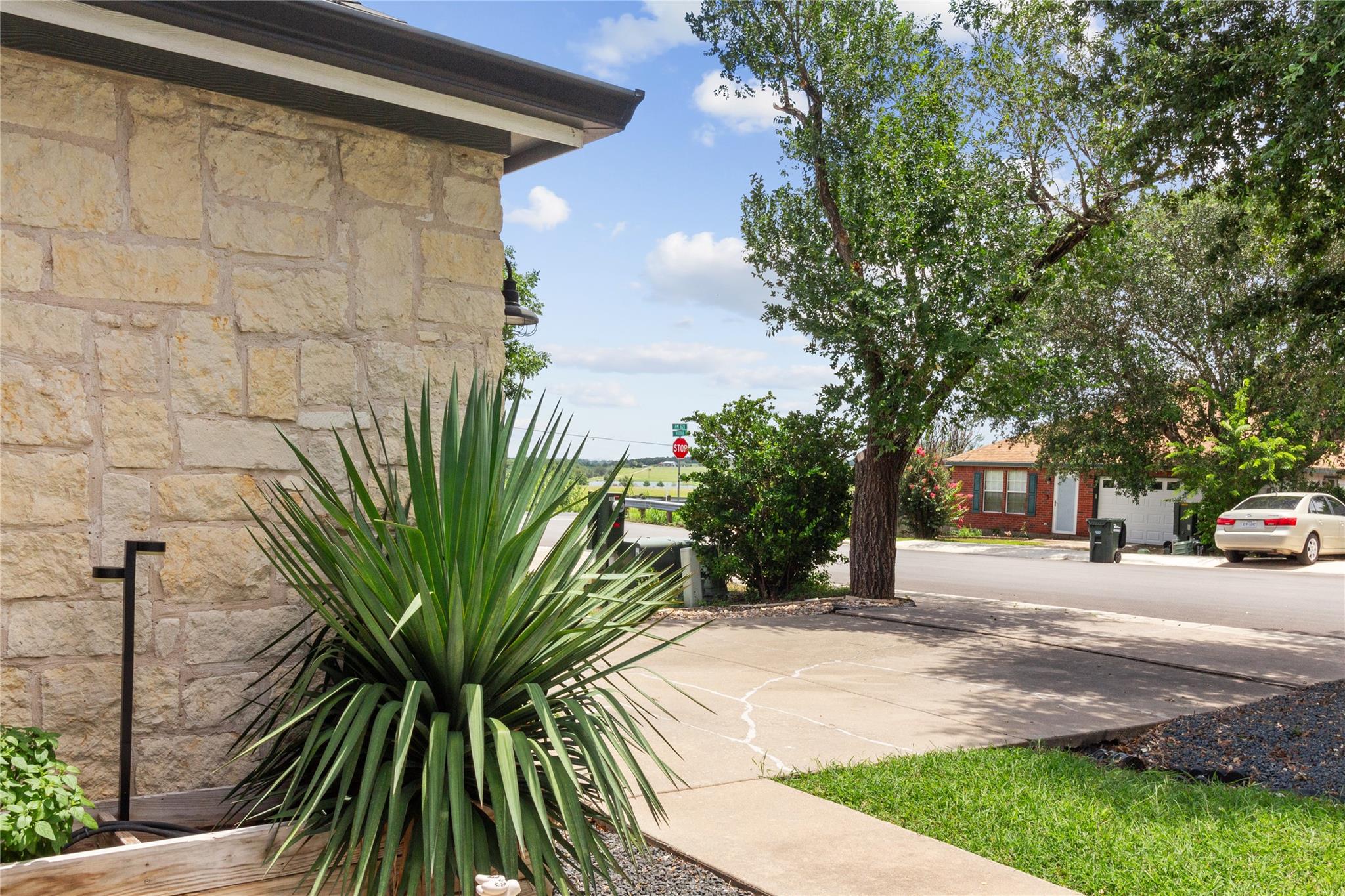 1104 Hilltop DR