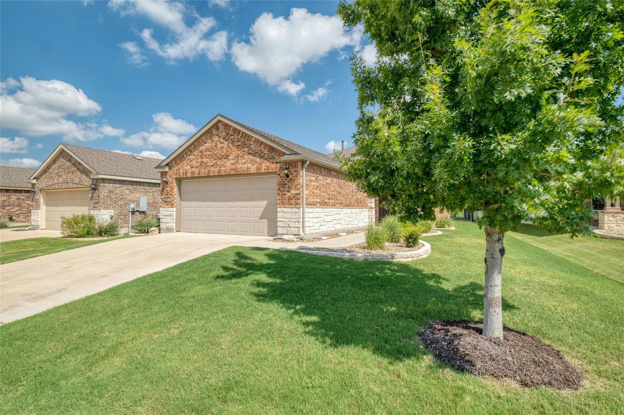 515 Hereford LN