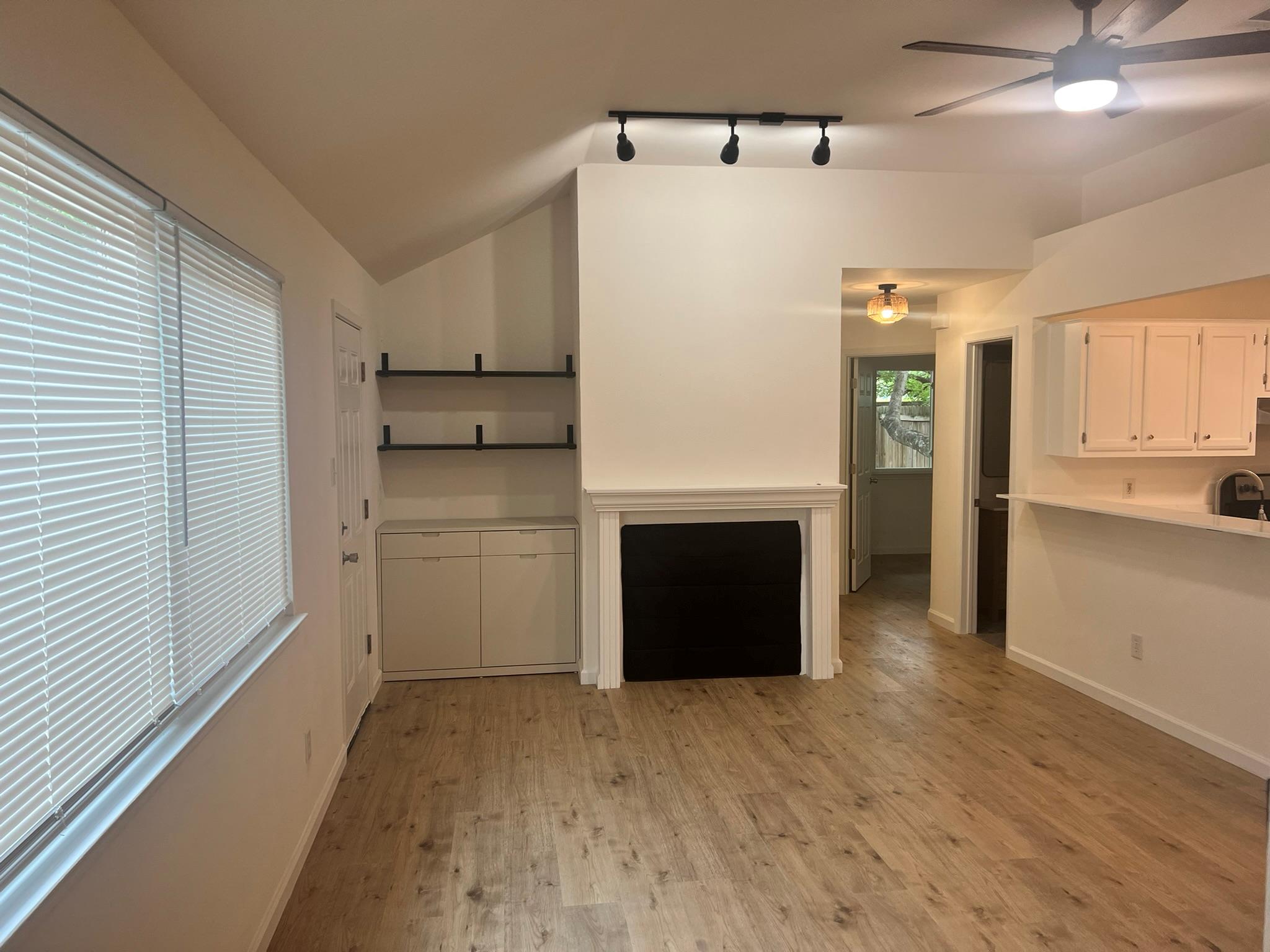 836 Mica LN
