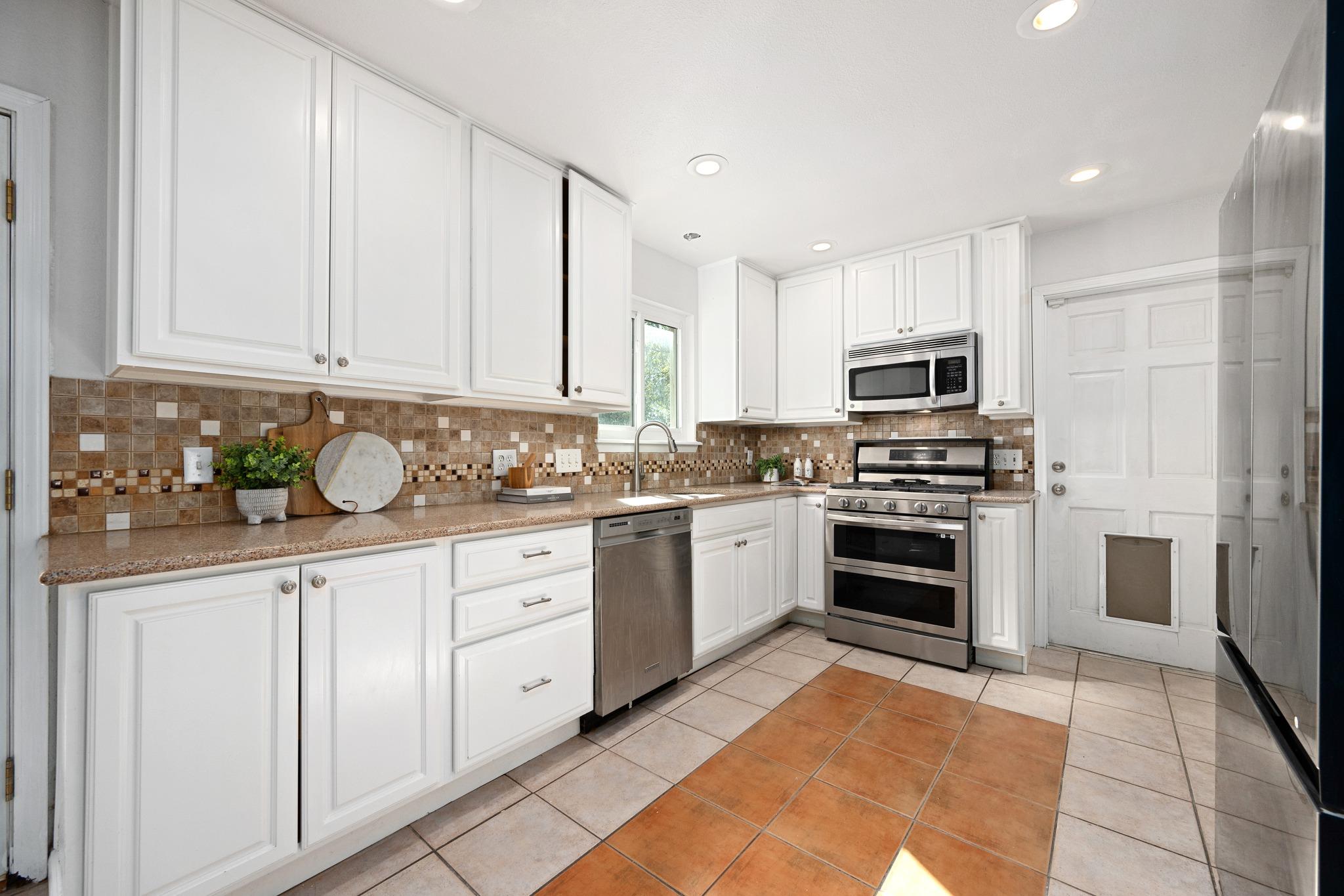 1100 Huntridge DR