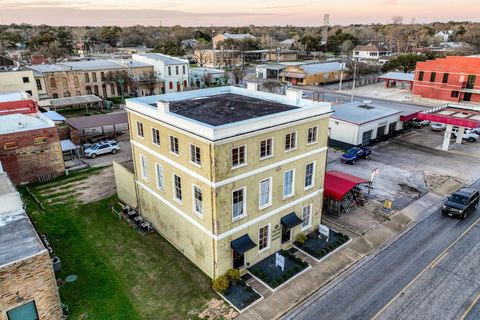 138 W Travis ST La Grange TX 78945
