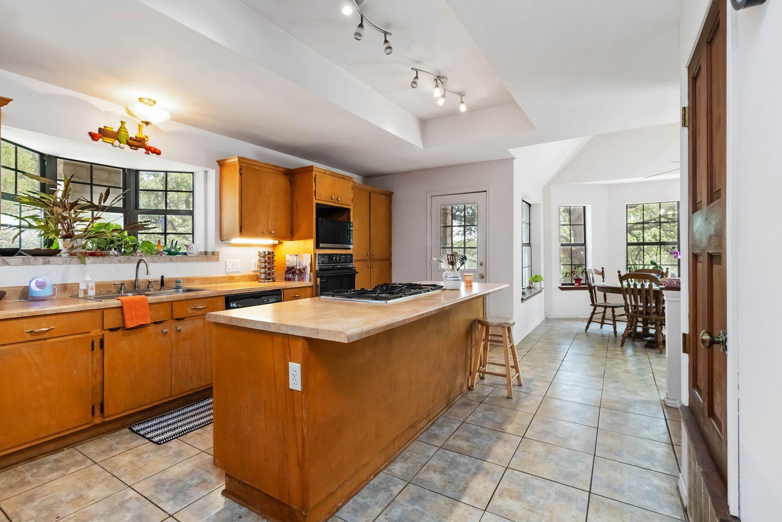 214 Laura LN