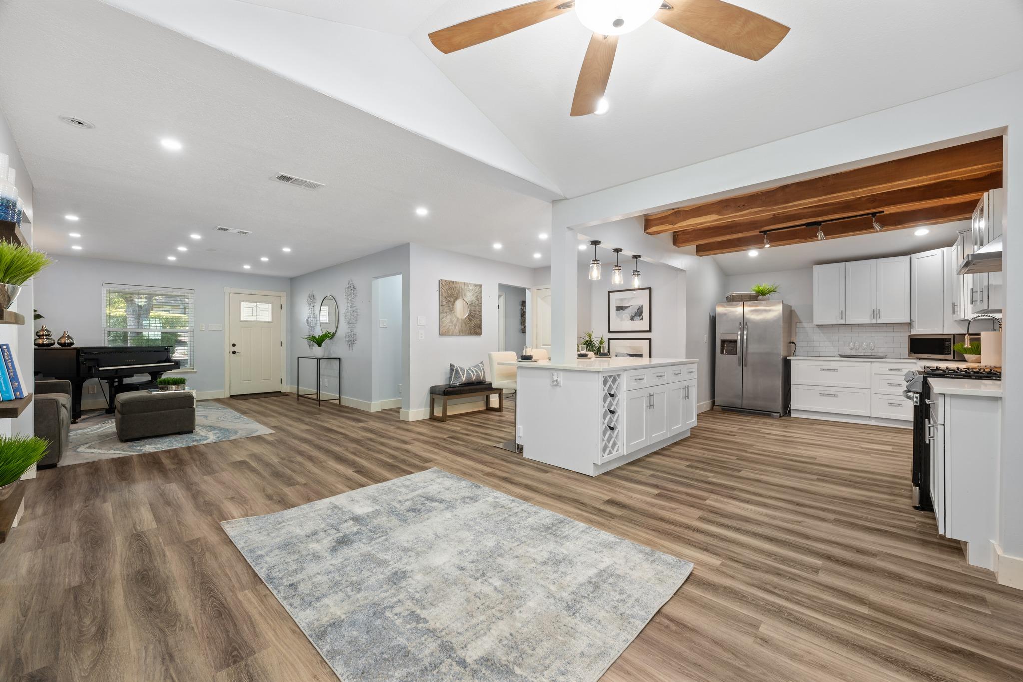 5100 Plumas LN
