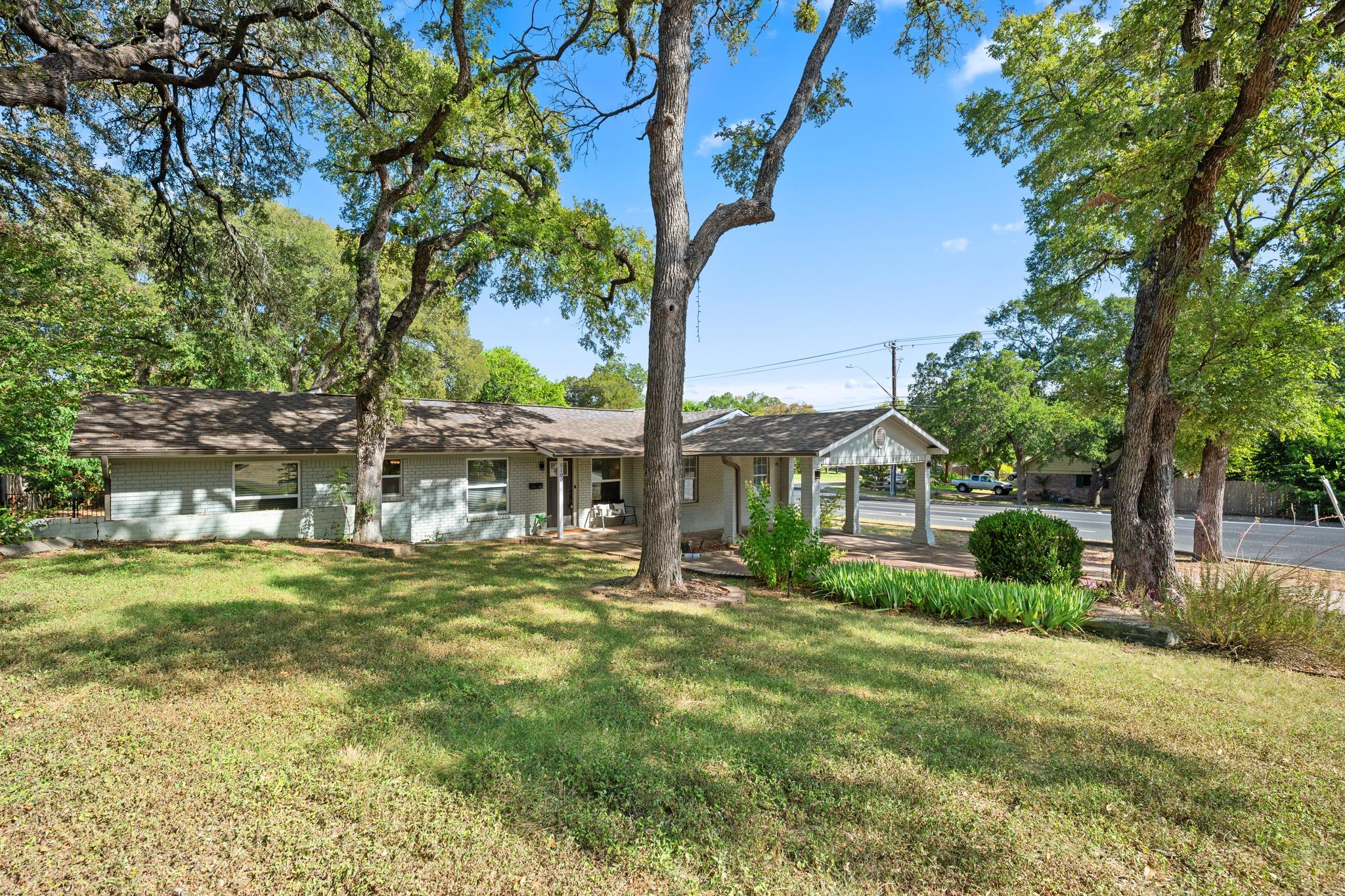 5100 Plumas LN