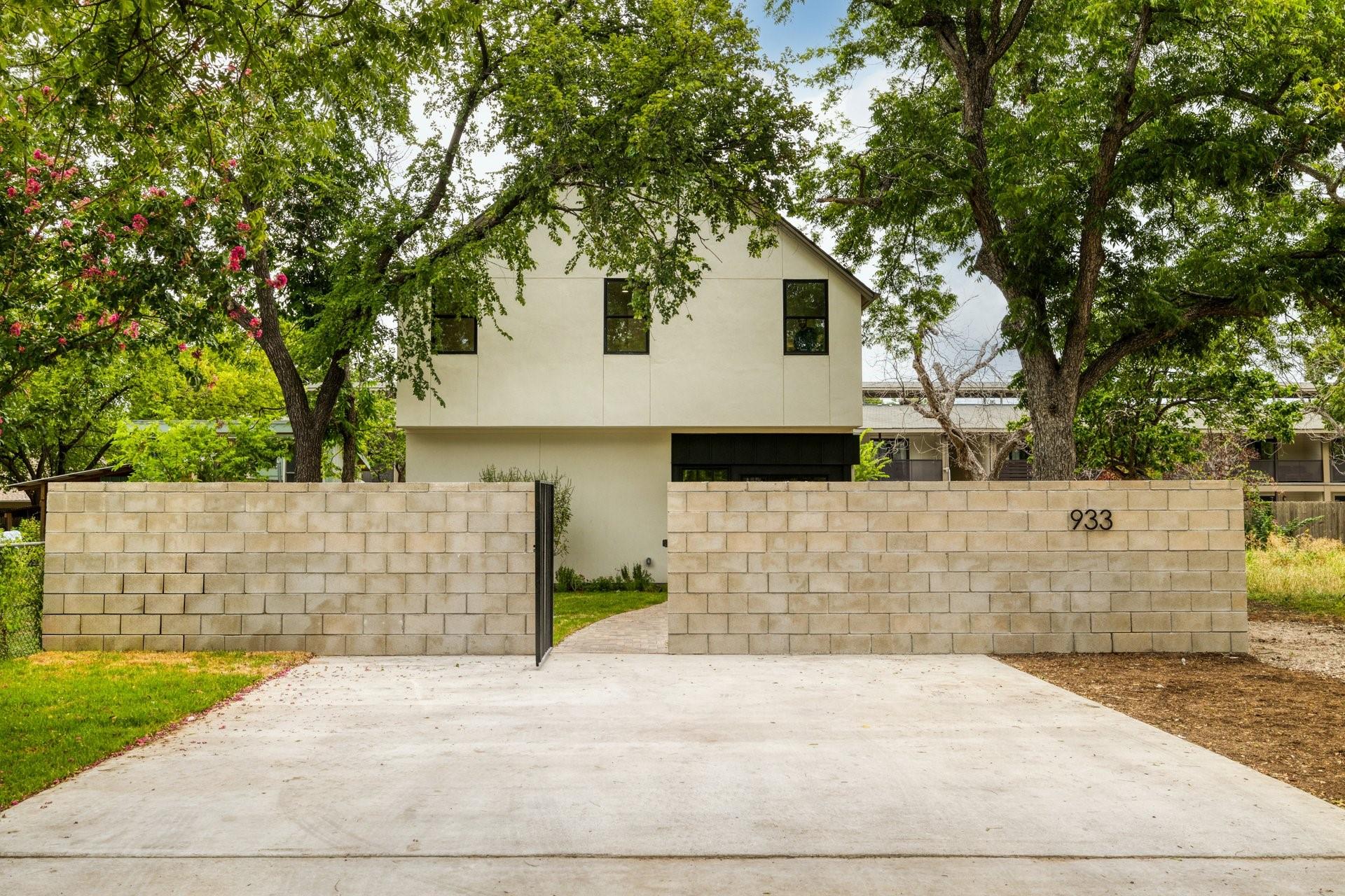 933 E 52nd ST