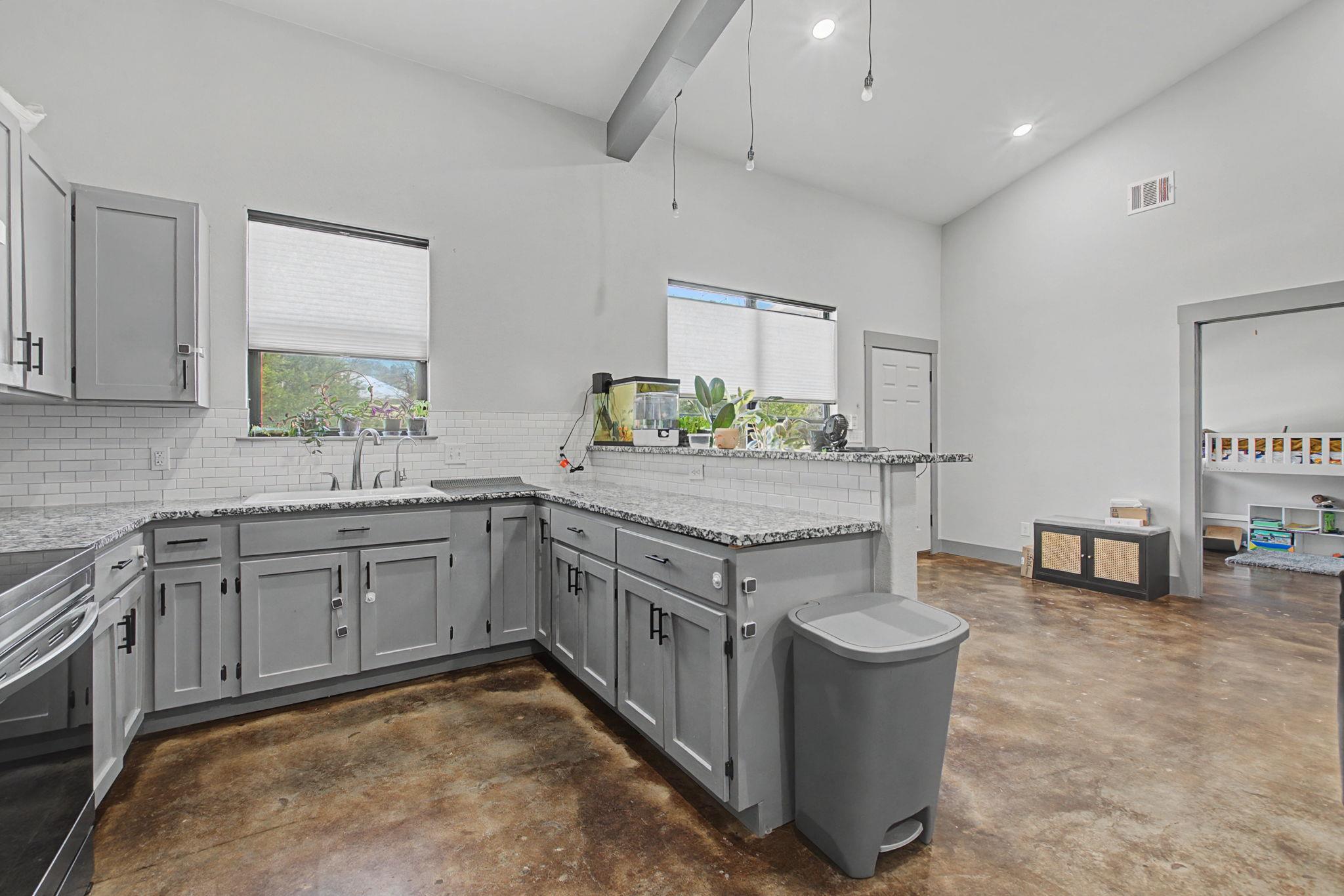 16588 N Us Highway 281 Highway