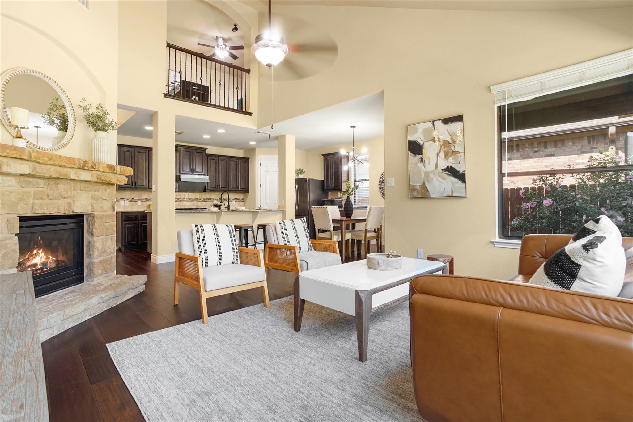 121 E Adelanta PL