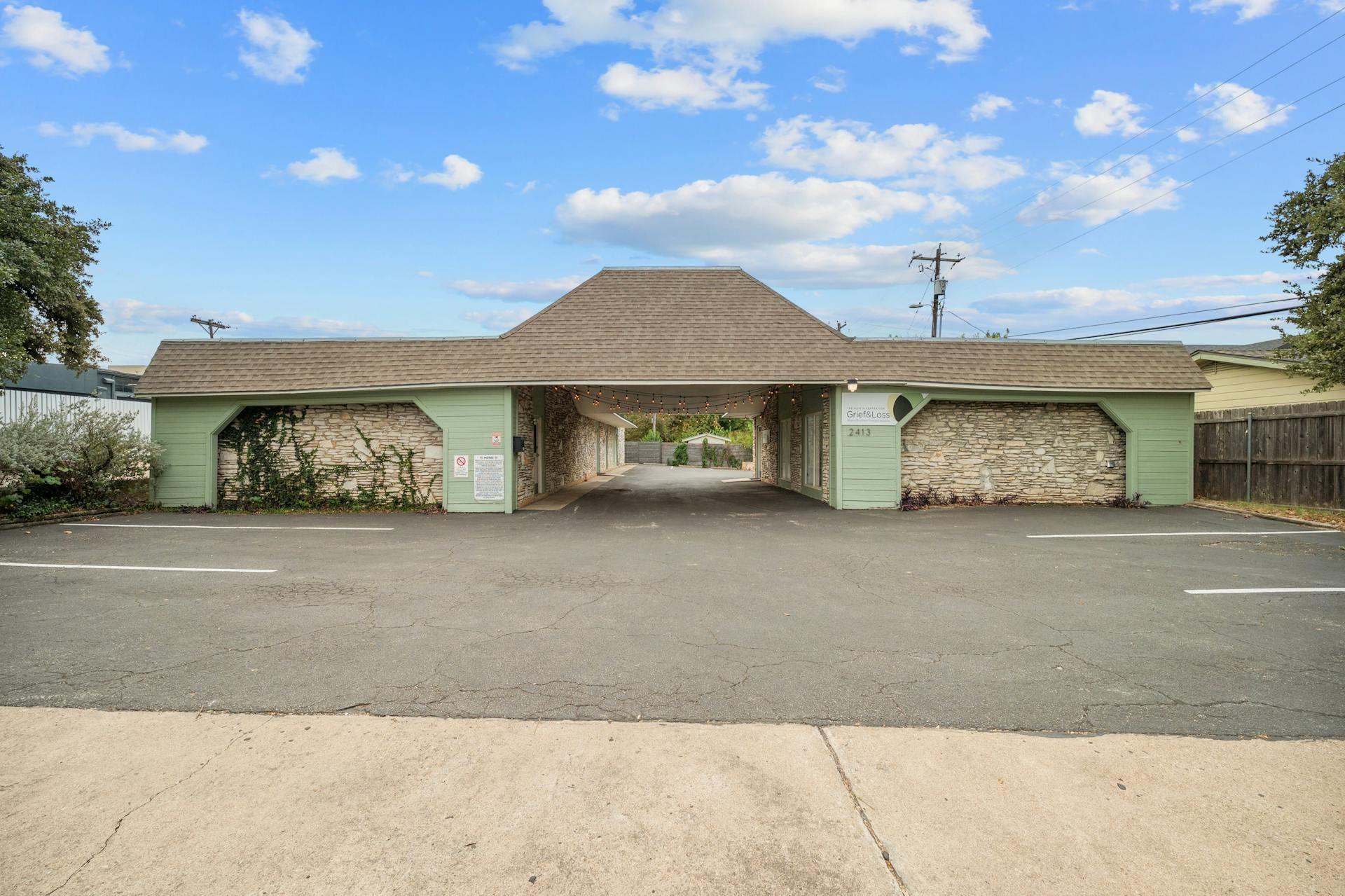 2413 Greenlawn PKWY