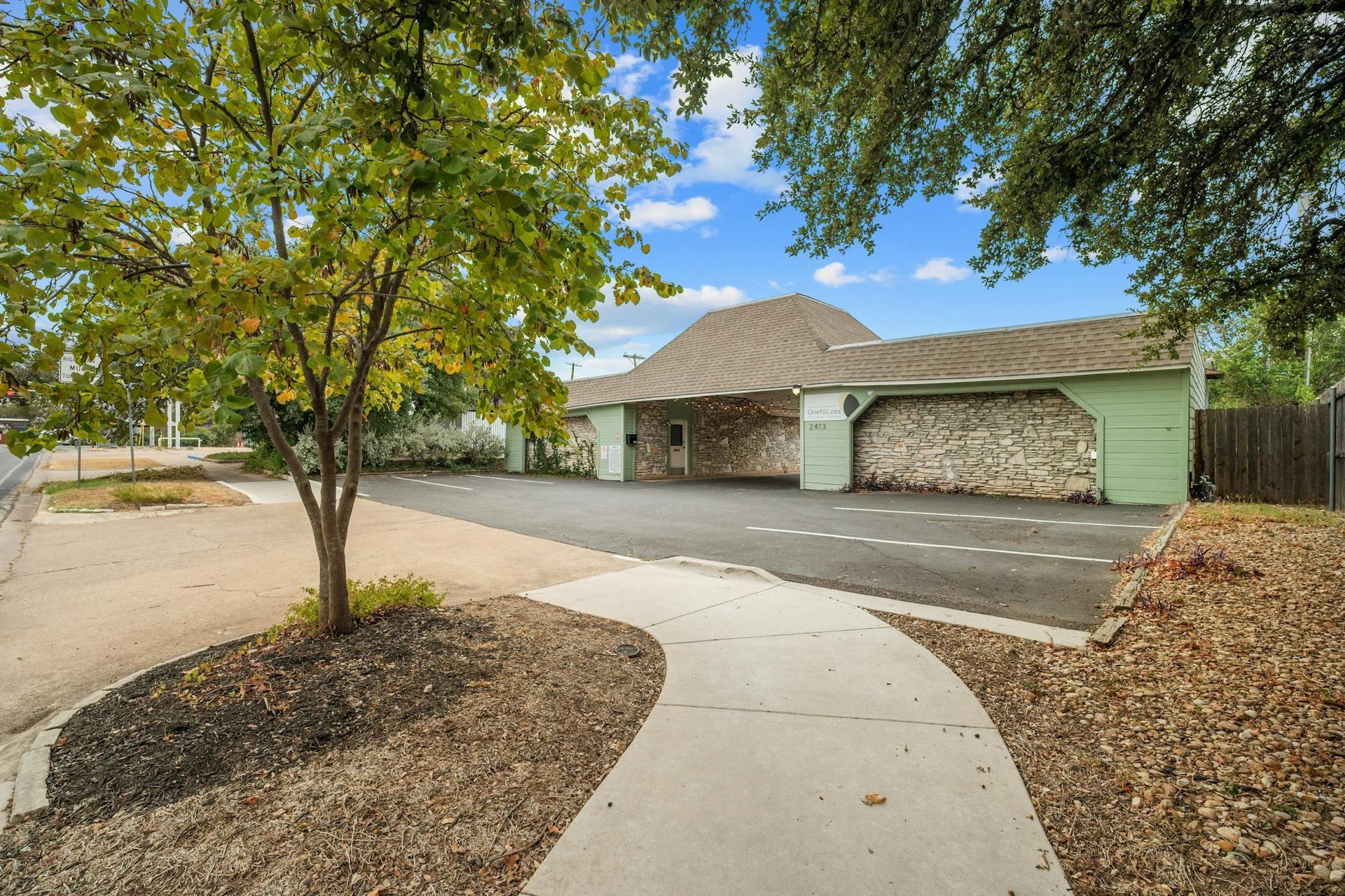 2413 Greenlawn PKWY