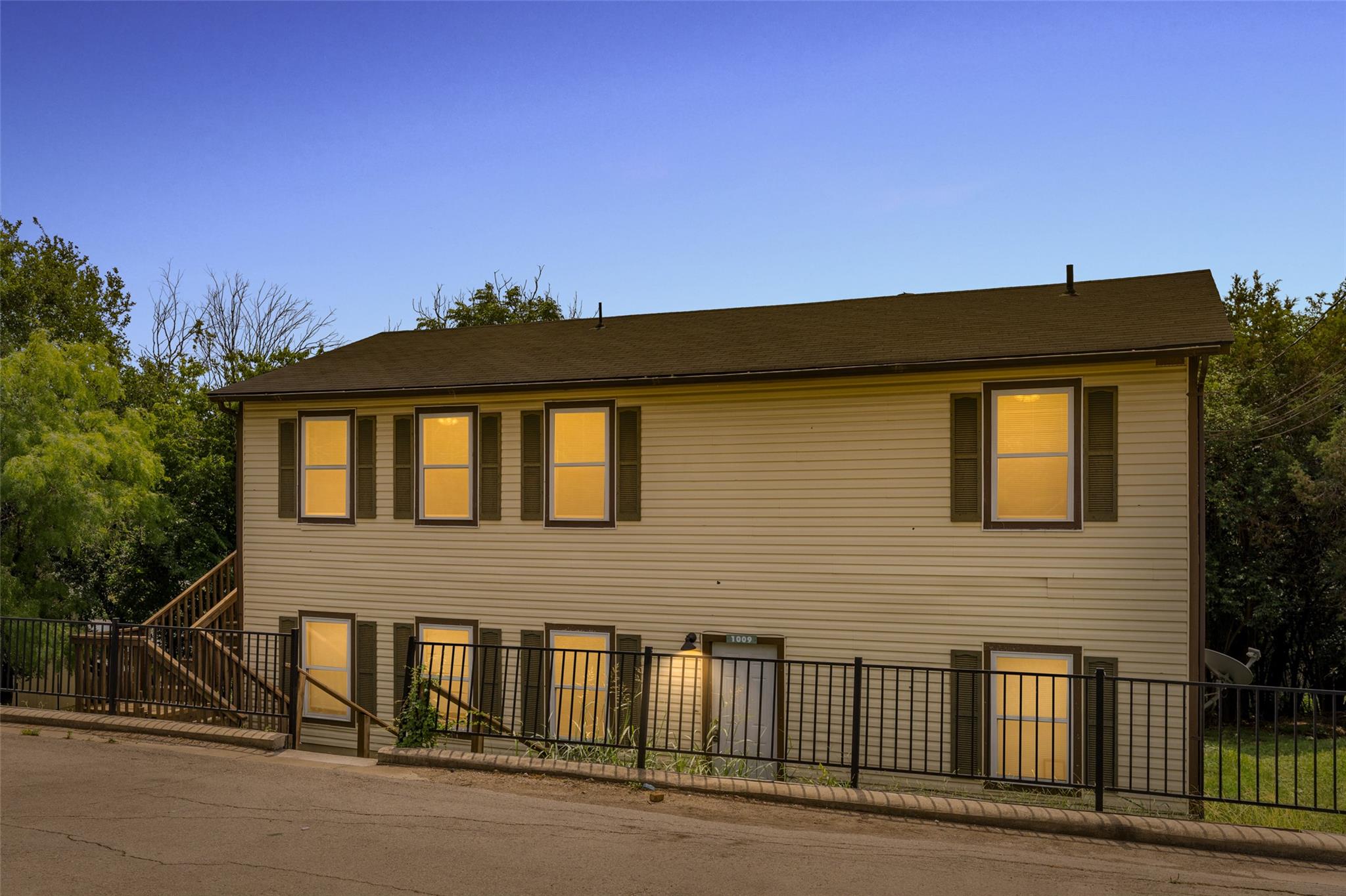 1009-1019 Advance ST