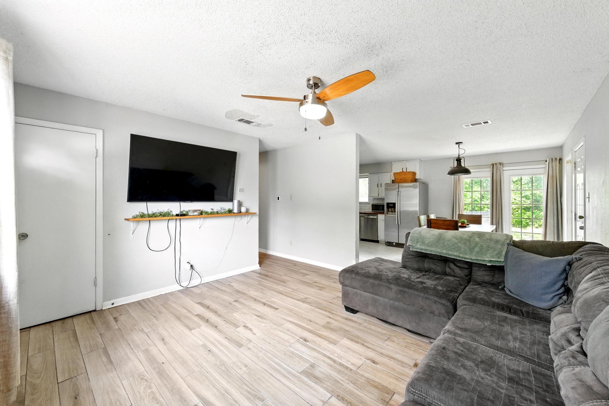 136 Shadow Oak DR