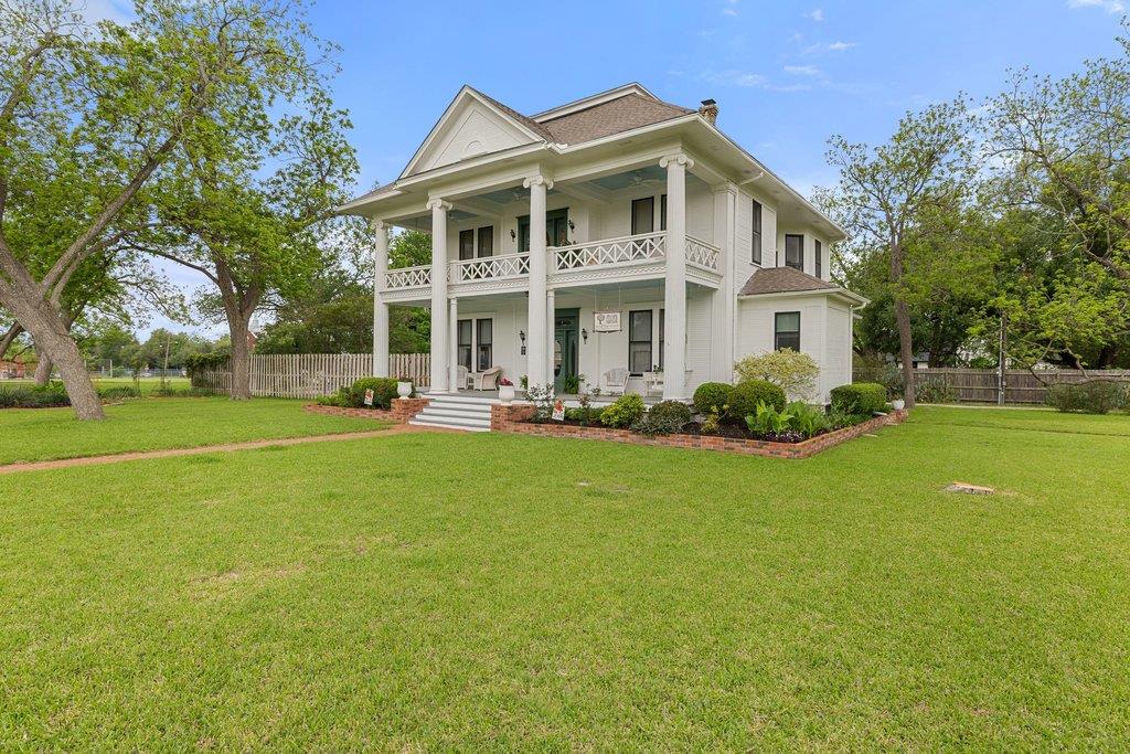 819 Hackberry ST