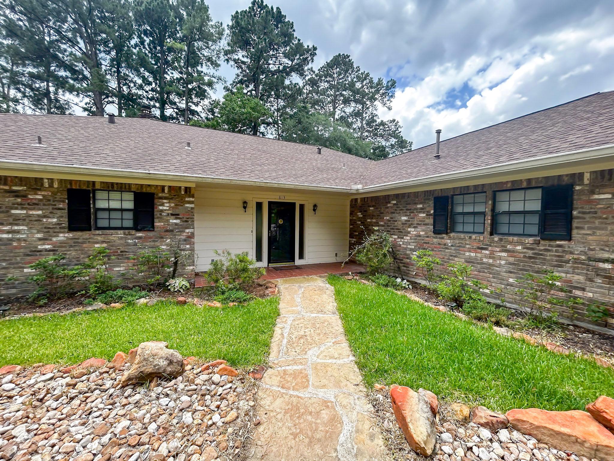 813 River Oaks DR