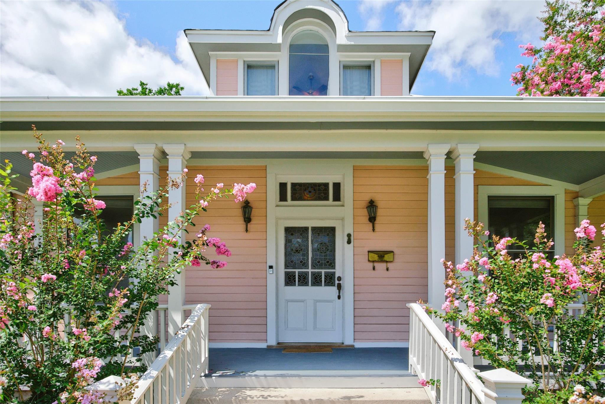 812 W 10th ST