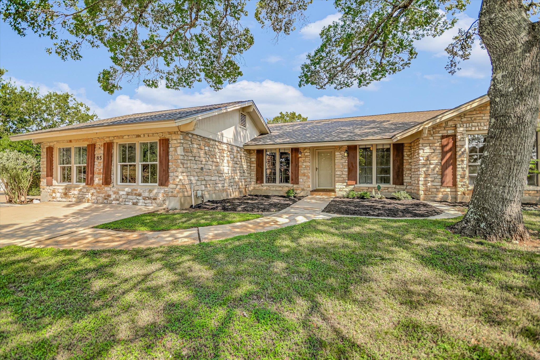 85 BROOKHOLLOW DR