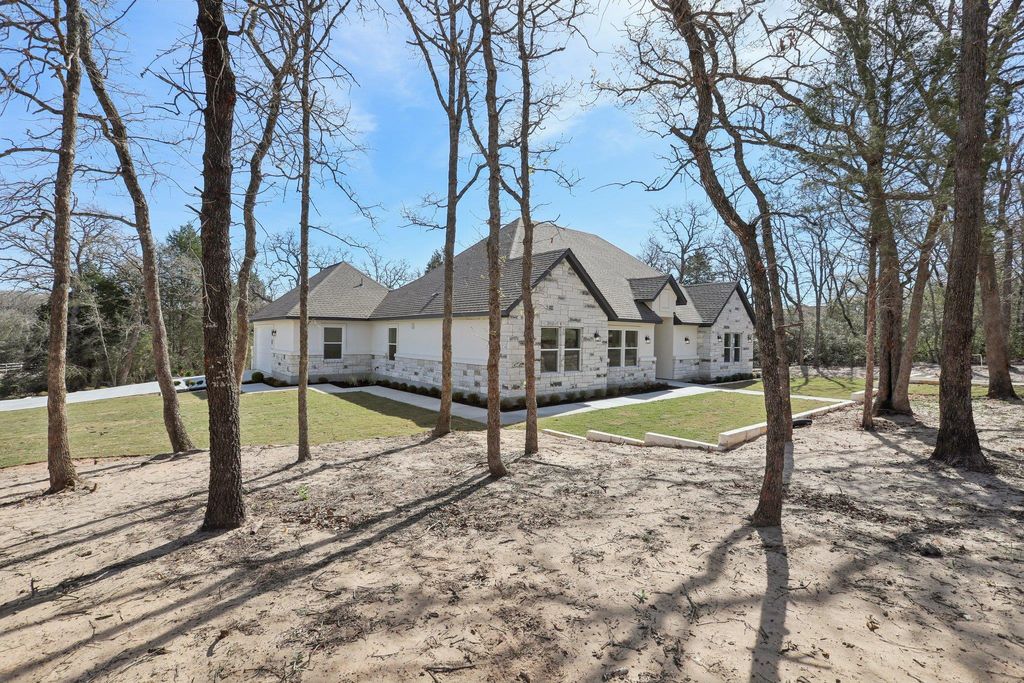 Photo of 111 Kingwood DR, Elgin, TX 78621 (MLS # 6403844)