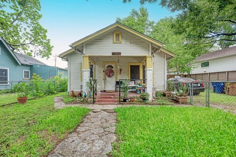 Photo of 1602 Canterbury ST, Austin, TX 78702 (MLS # 9494352)