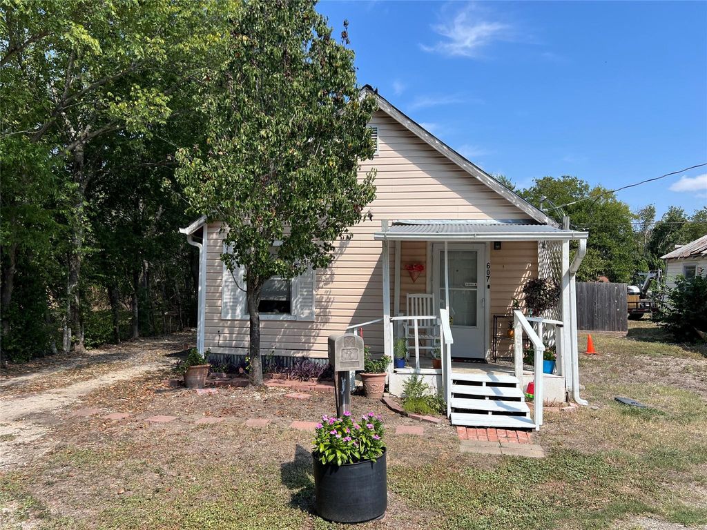 Photo of 607 Garcia ST, Lockhart, TX 78644 (MLS # 7046911)