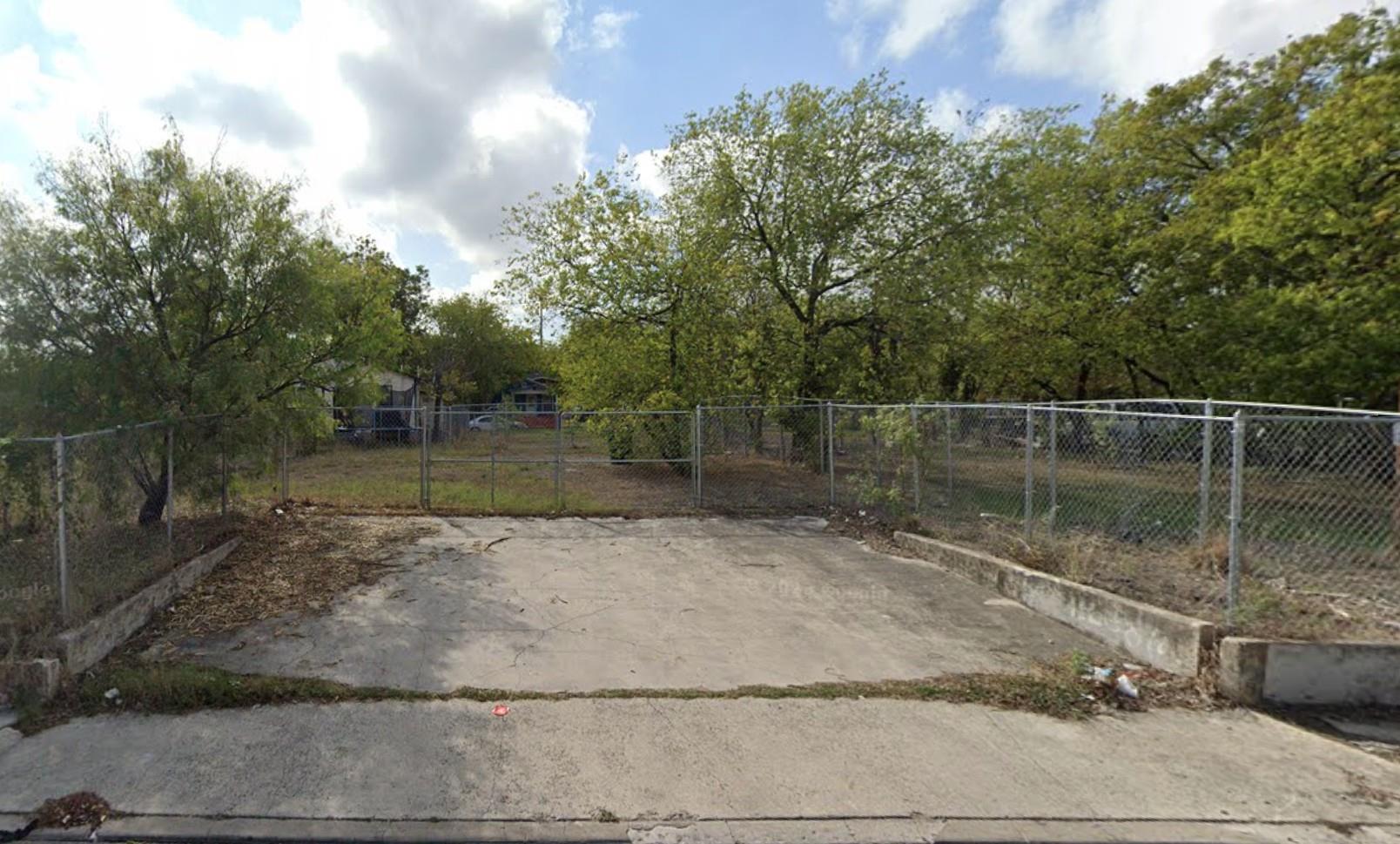 2208 W Poplar ST 2