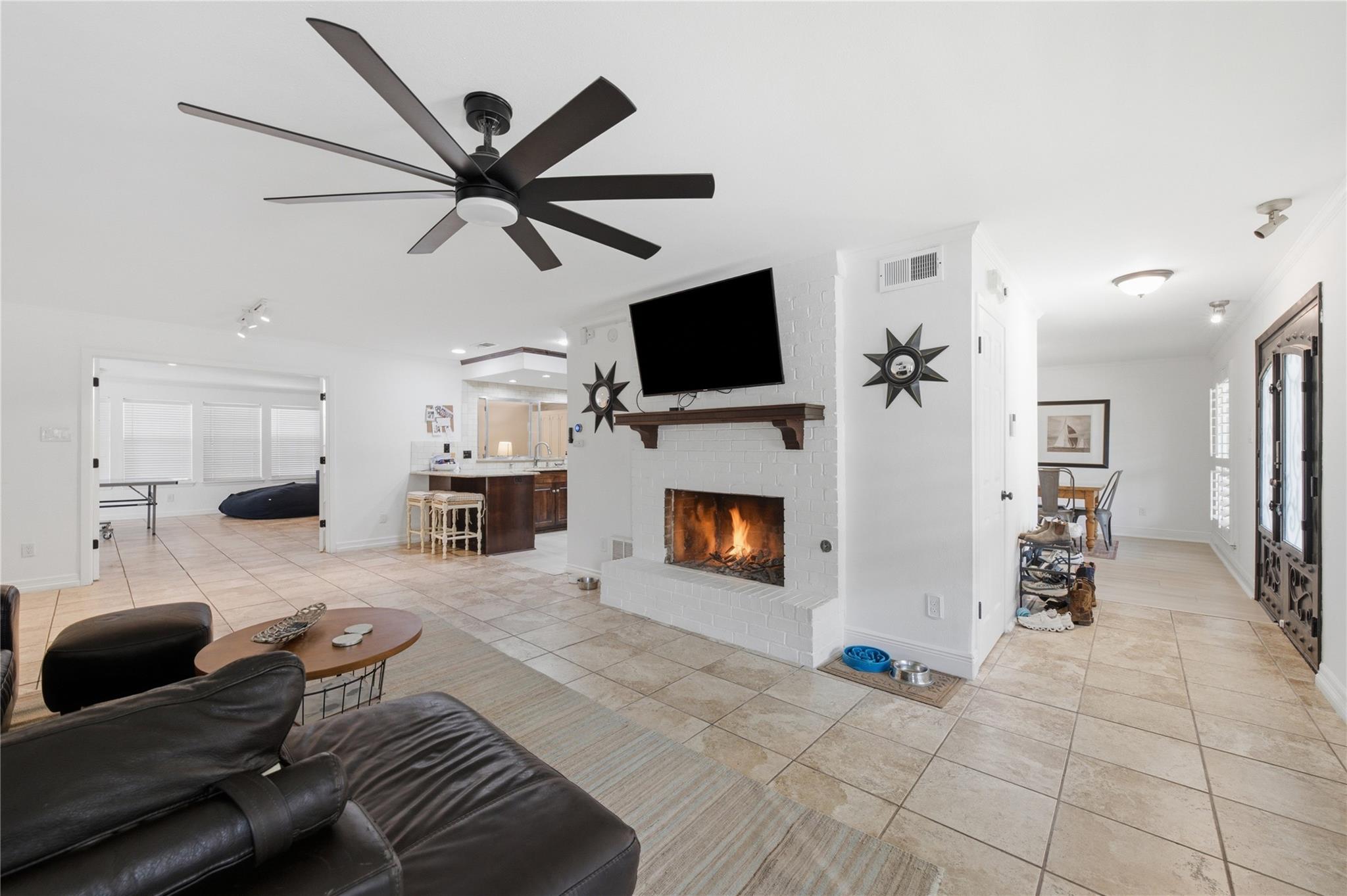 3409 Lakeside DR