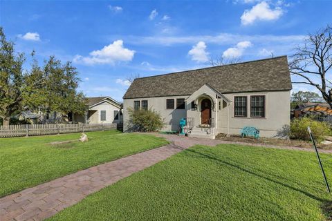 Photo of 2009 Travis Heights BLVD, Austin, TX 78704 (MLS # 7824619)
