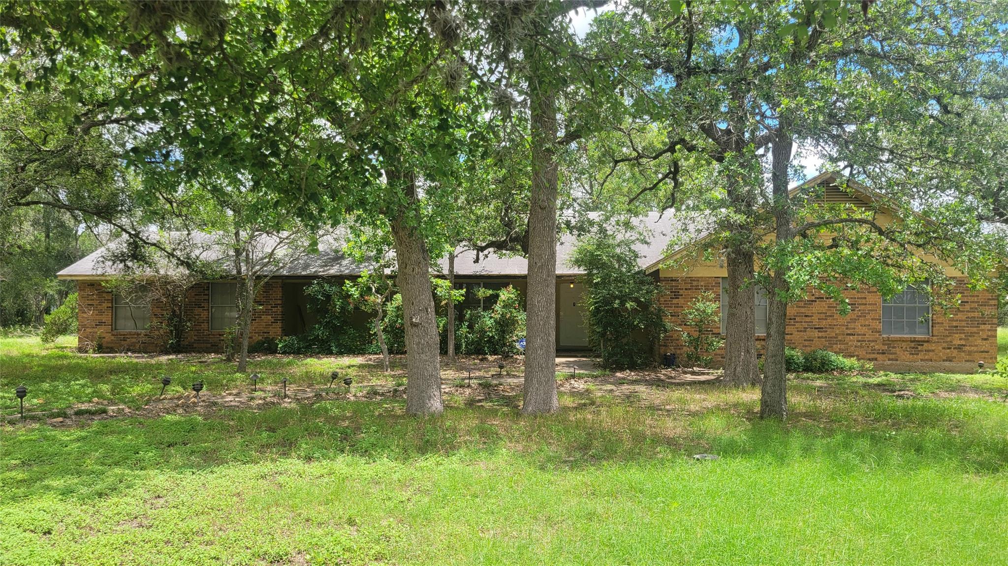Photo 1 of 17 — 123 River Oaks DR, Cedar Creek, TX 78612