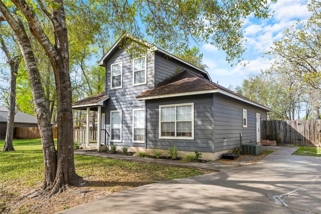 Photo of 301 Buckeye TRL, La Grange, TX 78945 (MLS # 6633565)