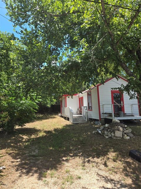 729 Chihuahua ST Lockhart TX 78644