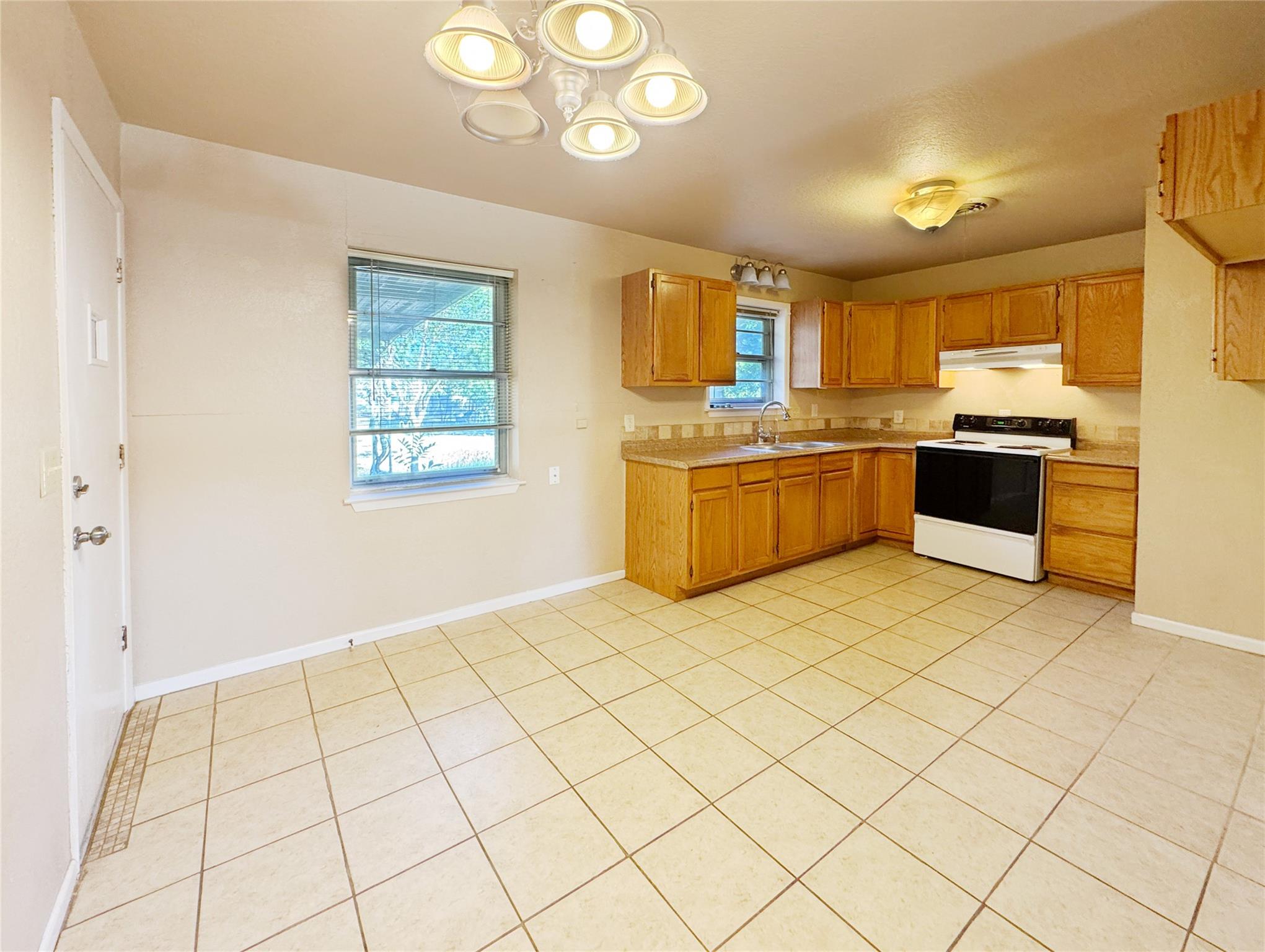 305 Highland DR