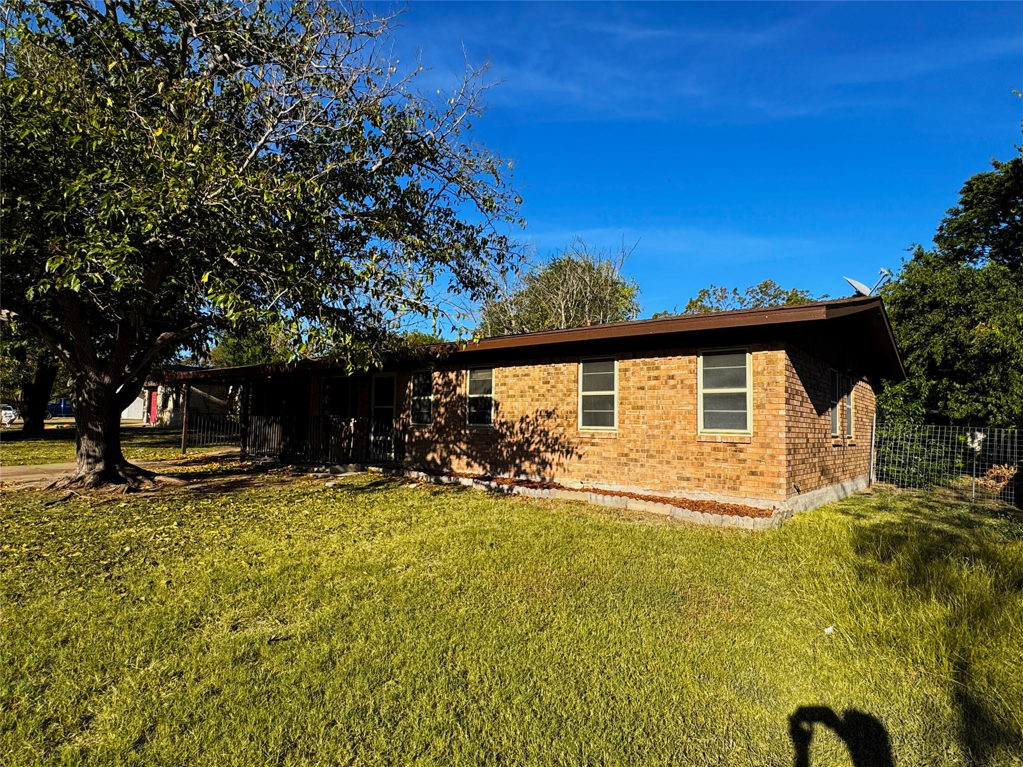 305 Highland DR