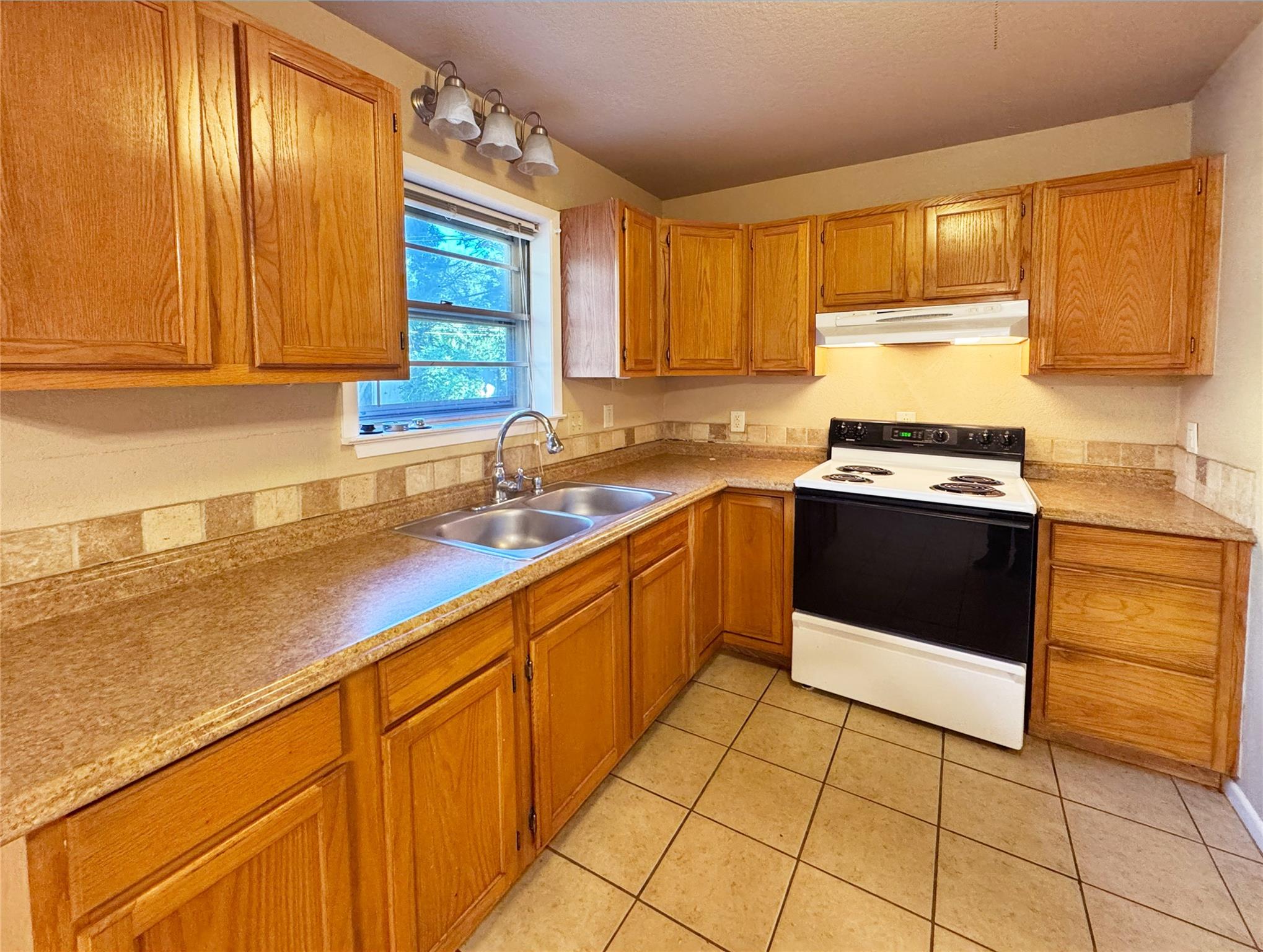 305 Highland DR