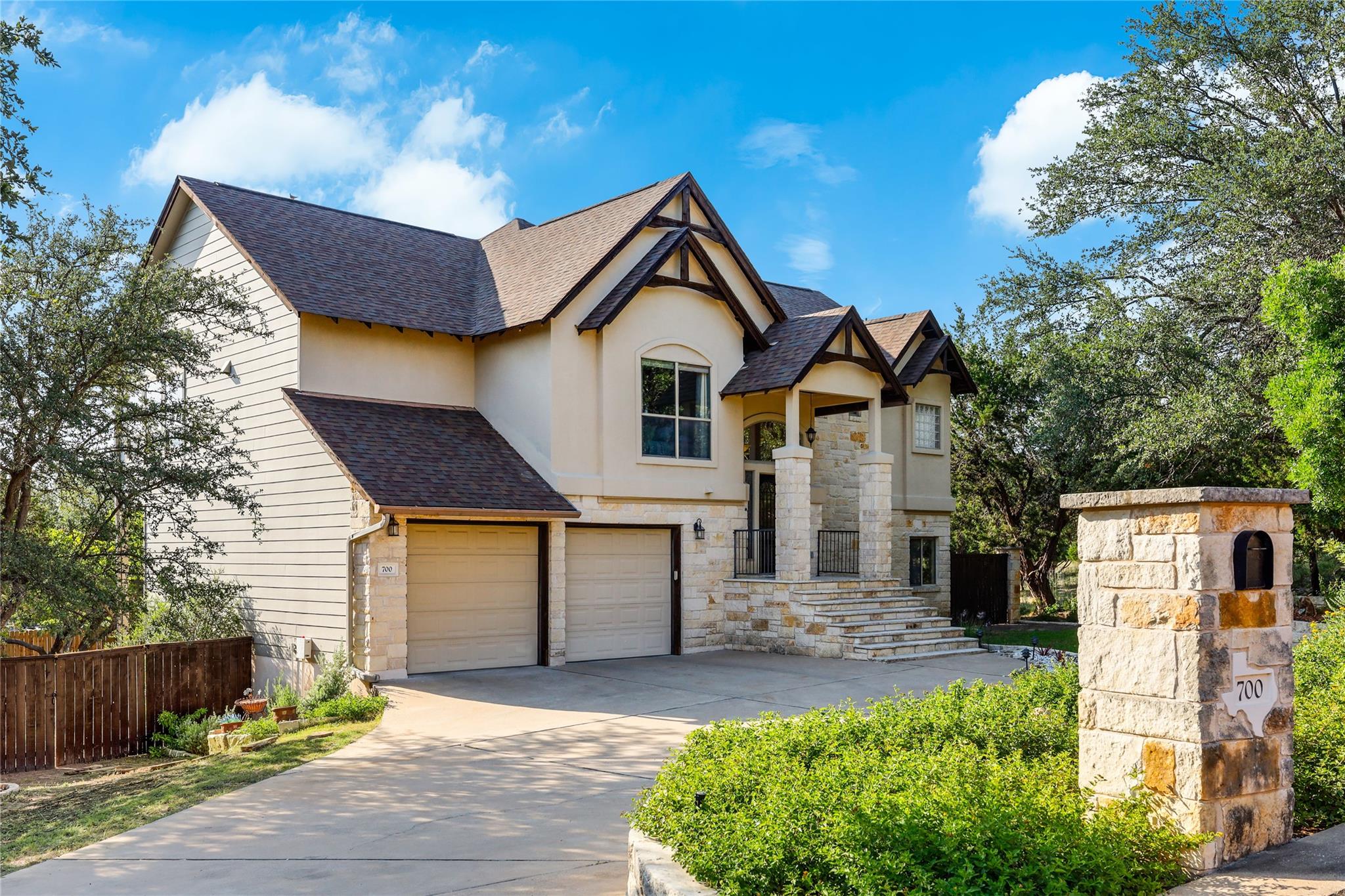 700 Augusta CIR N