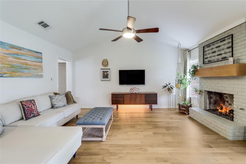 Photo of 7300 Glenhill RD, Austin, TX 78752 (MLS # 8865027)