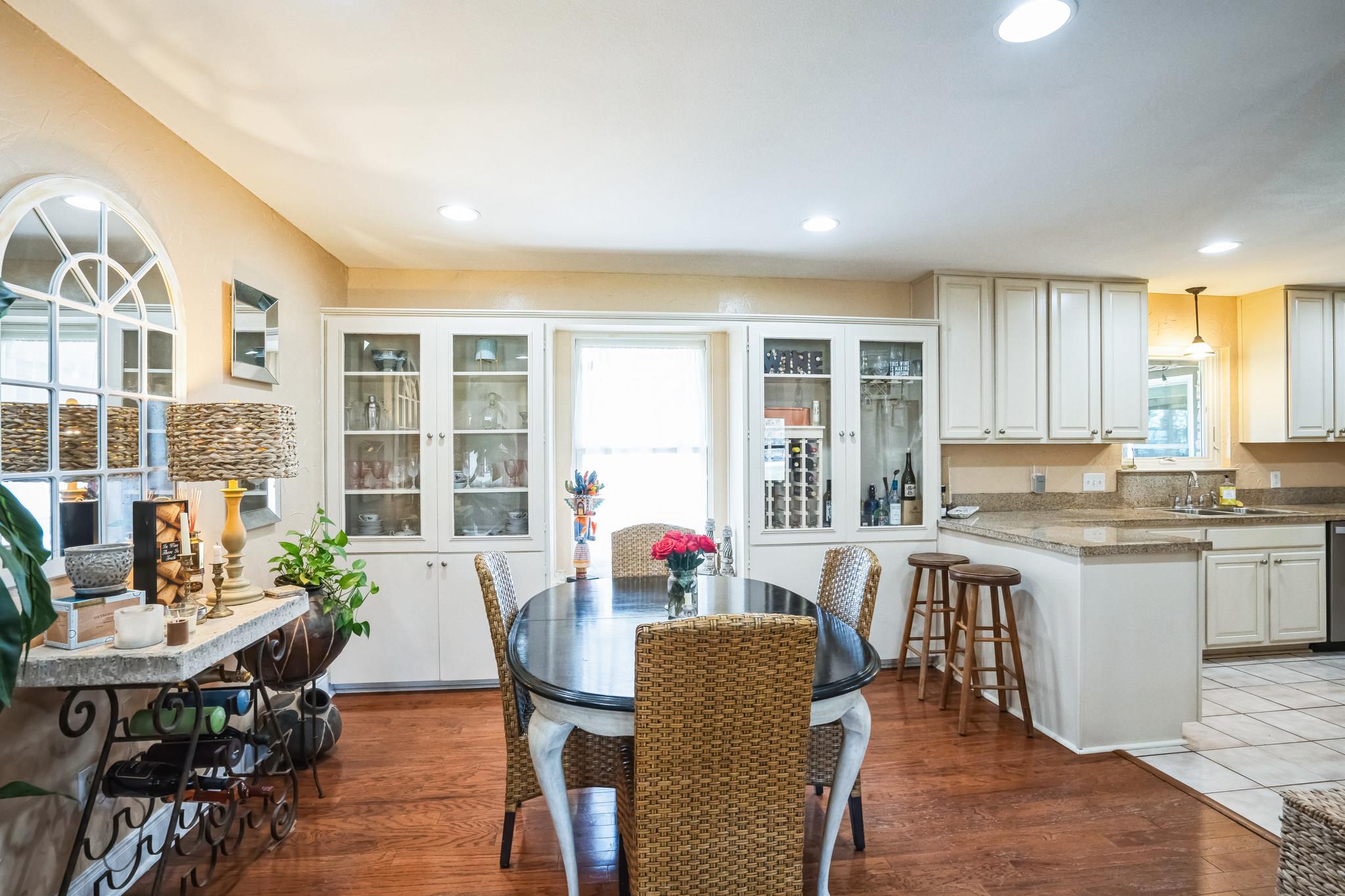 718 Post Oak DR