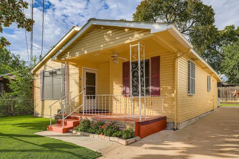 Photo of 2308 Santa Rita ST, Austin, TX 78702 (MLS # 4969797)