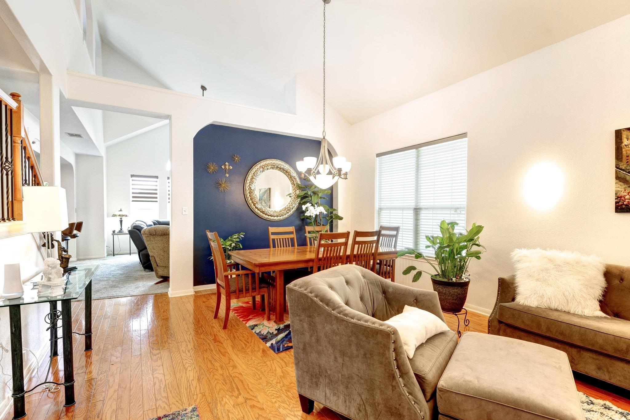 252 Hutton